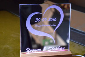 💖 Personalisierter Spiegel 15x15 cm mit Herzgravur & LED-Holzständer 💖