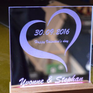 💖 Personalisierter Spiegel 15x15 cm mit Herzgravur & LED-Holzständer 💖